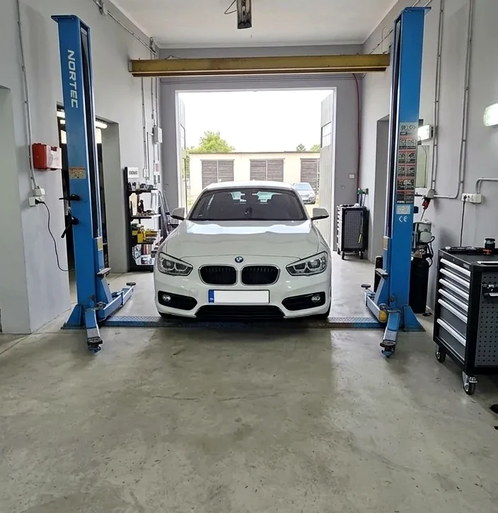 Samochód na czystym stanowisku serwisowym AUTOMOBIL